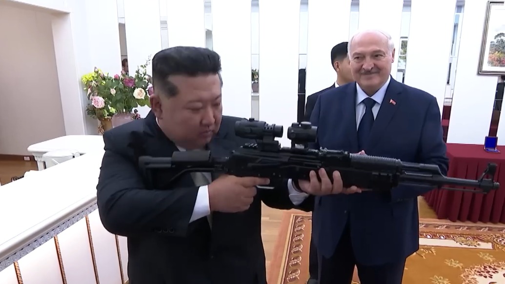 “以防敵人來襲”，盧卡申科以槍為禮，金正恩當場熟練試用