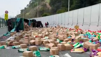 貨車(chē)下坡側(cè)翻大米撒一地， 多人協(xié)助搬至路肩