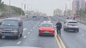 紅燈轉(zhuǎn)綠出租車卻紋絲不動(dòng)，公交司機(jī)一個(gè)舉動(dòng)獲乘客點(diǎn)贊