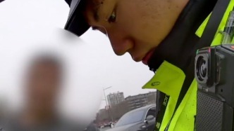 “你俩换人干吗？”看到交警路过司乘迅速换座，司机被查出无证驾驶