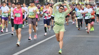 現(xiàn)場｜更直的賽道、更濃的煙火氣，這就是“家門口的馬拉松”