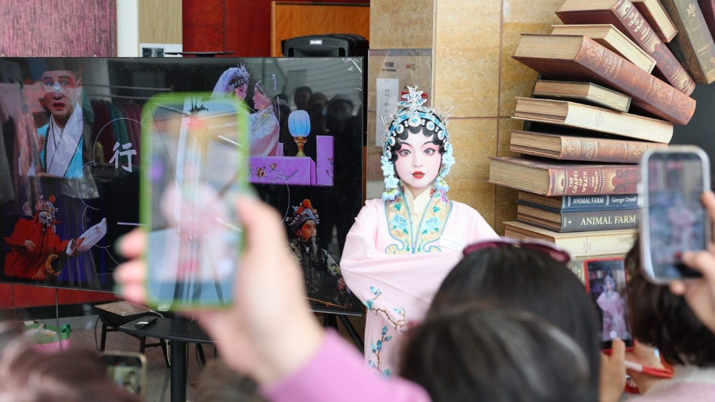 周末的上海大劇院傳來聲聲戲曲，機(jī)器人也能唱昆曲《游園驚夢》？