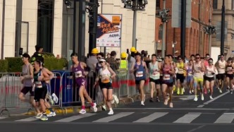 黃浦江畔活力開(kāi)跑！春天里的馬拉松有何魅力？