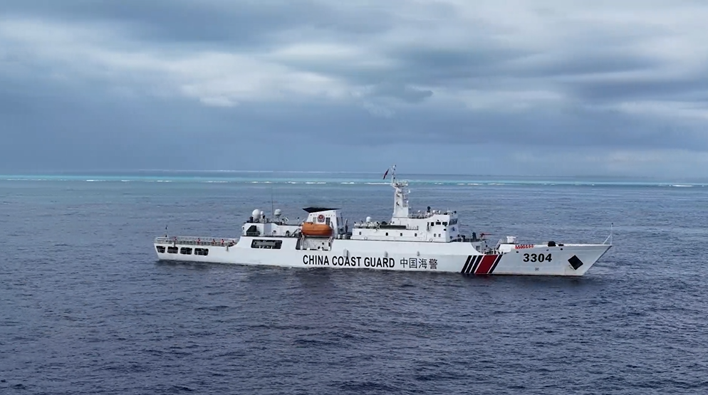 中国海警位中国黄岩岛领海及周边区域执法巡查