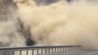 四川甘孜巴塘215国道雪波村附近发生山体滑坡