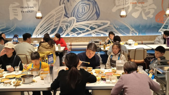 六大港股餐飲集團去年凈賺50億元：海底撈領(lǐng)跑，外賣占比顯著提升