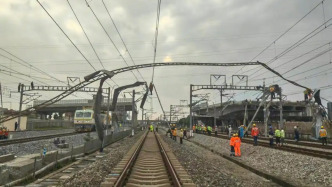 廣東高鐵晚點原因：龍卷風(fēng)將彩鋼瓦棚頂連同鋼架梁吹至高鐵接觸網(wǎng)致停電