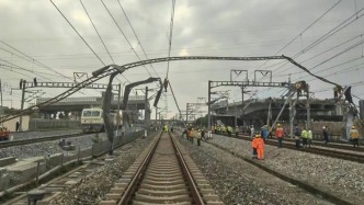國(guó)鐵回應(yīng)廣東高鐵晚點(diǎn)原因：一彩鋼瓦棚頂連同鋼架梁被吹至高鐵接觸網(wǎng)致掛異物停電