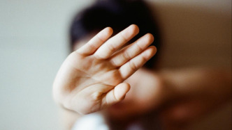 長期謾罵詆毀、限制配偶正常社交也屬家暴，典型案例發(fā)布