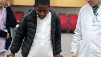 非洲男子將14歲兒子送到中國(guó)鄭州治療