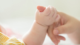 哺乳期女職工拒絕調(diào)崗被辭退，法院：用人單位違法解除合同須賠償