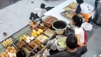 監(jiān)控下的廣州強(qiáng)對流天氣：早餐攤險被掀翻，路人摔倒