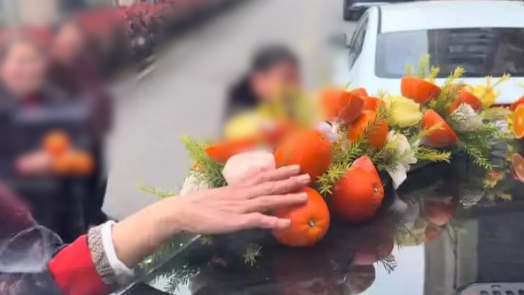 装饰婚车的橙子被老人逐一摘走，新人不计较：让老人沾沾喜气