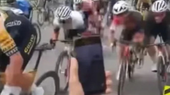 湖北一自行車賽上觀眾越過(guò)警戒線拍照，致多名觀眾被撞倒