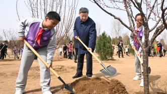 习近平在参加首都义务植树活动时强调，为山川大地增添锦绣，让中国式现代化底色更加亮丽