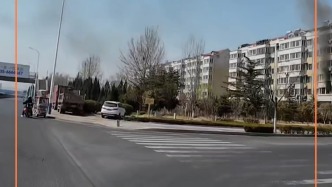 送餐途中發(fā)現(xiàn)火情，兩名外賣小哥沖進小區(qū)逐層敲門喊居民撤離