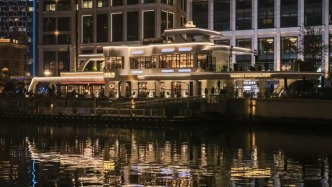 這是一艘“文學(xué)郵輪”，虹書舫北外灘“起航”