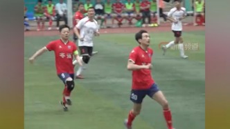 广西岑溪市委书记上场踢“县超”，还佩戴了队长袖标