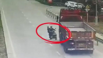 夫妻騎車途中拌嘴，丈夫回頭與妻子吵架徑直撞上對向大貨車