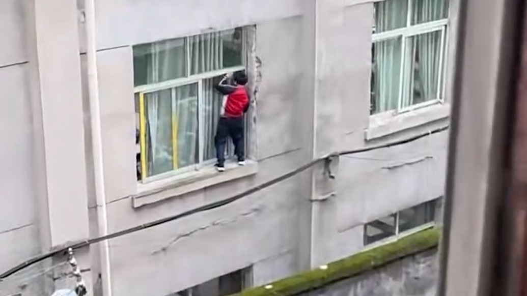 江西上饶一小学生二楼窗台玩耍“步步惊心”，区教育局：可能调皮拆掉了窗户限位器