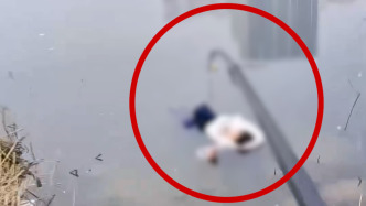 發(fā)現(xiàn)有人漂在水面，釣友一竿甩過(guò)去，把落水者“釣”上來(lái)了