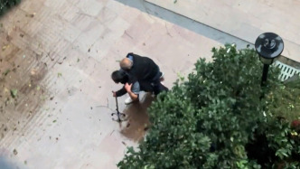 佛山老人出门遇暴风雨，保洁阿姨看到后将他背到屋檐下