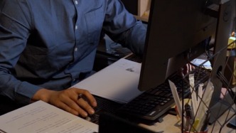 多家媒體細(xì)數(shù)職工為何“不敢休假”