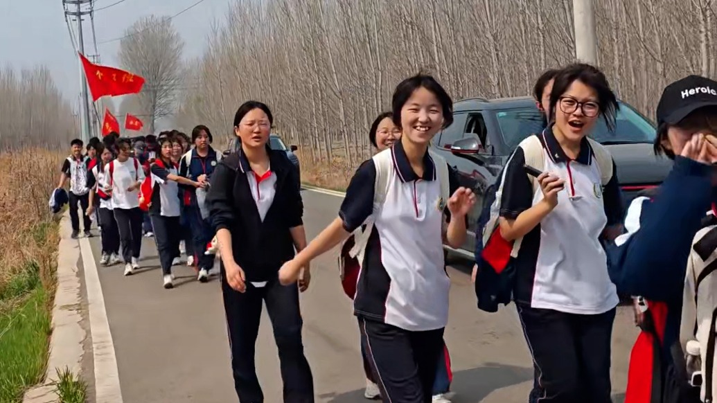 山东一中学组织学生远足拉练,老师:13小时走65公里,强身健体磨炼意志