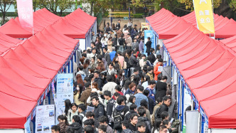 魔都眼｜滬上高校春季招聘會(huì)在上師大舉行，提供2萬(wàn)余崗位