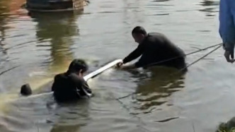 正在演出，觀眾的車溜坡掉河里了，歌舞團(tuán)成員下水幫忙打撈