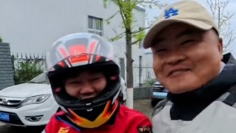 摩友跨省“追星”，偶遇張雪騎著小摩托下班