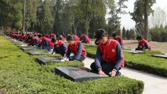 清明前夕师生祭扫连云港抗日山烈士陵园，缅怀千余名长眠英烈