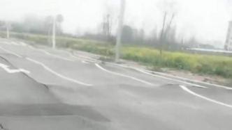 湖南益阳一新建道路高低不平坑洼变形，负责单位称会进行重修