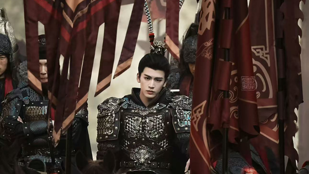 《逐玉》造型指导回应张凌赫造型争议:戴雉鸡翎表现王者归来