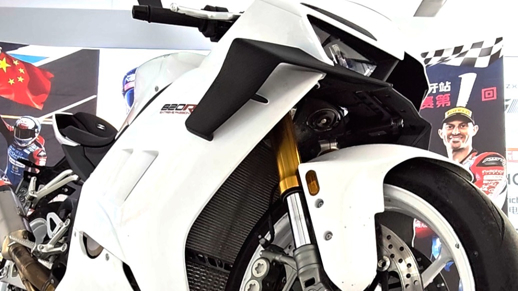 实探“张雪机车”创始人家乡门店：冠军车型展车已到店，销售称订单已排至6月份