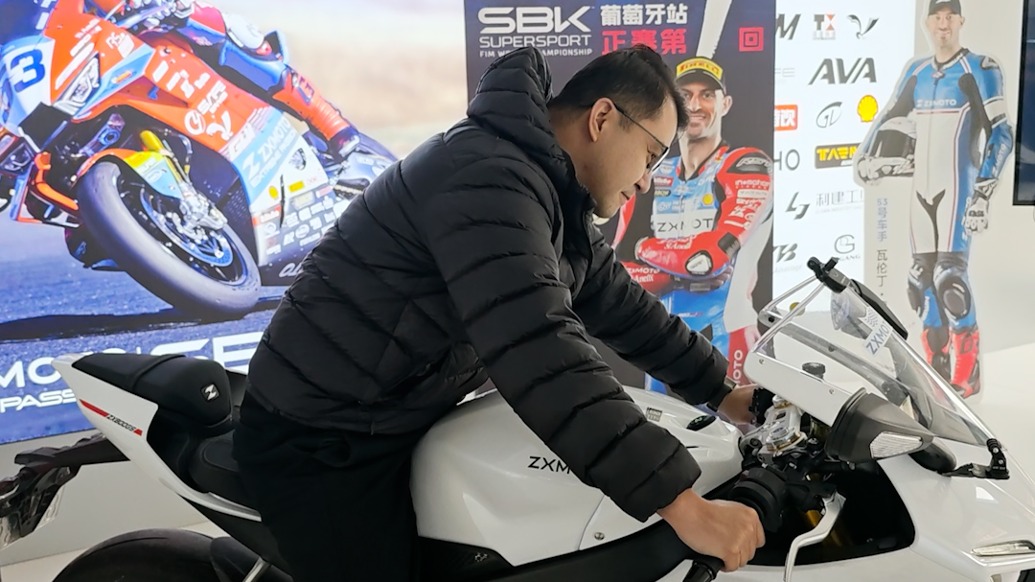 摩托车车友到店体验“张雪机车”夺冠车型称“非常爆”，销售：限制新手购买