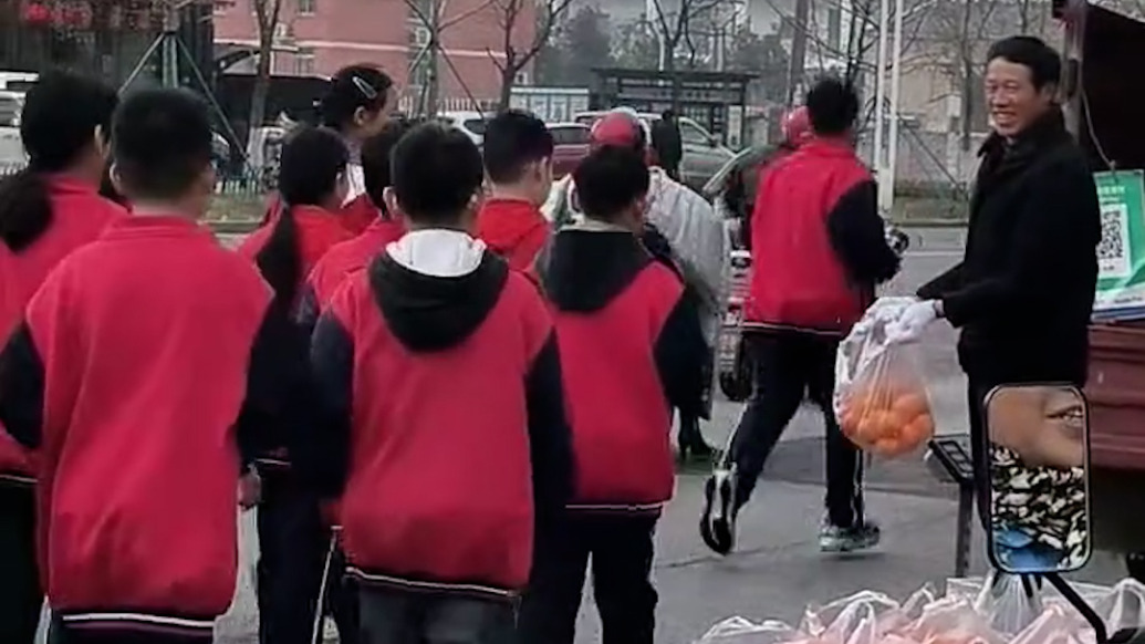 “橙”心实意！摆摊大叔为扫墓小学生送橙子解渴