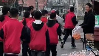 “橙”心實(shí)意！擺攤大叔為掃墓小學(xué)生送橙子解渴