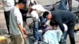 男童吞下一根棒棒糖險窒息，家長拍打無果，附近店主伸援手