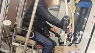 老人把帶棚電動(dòng)三輪開進(jìn)車廂？青島地鐵：殘疾人輔助工具符合規(guī)定
