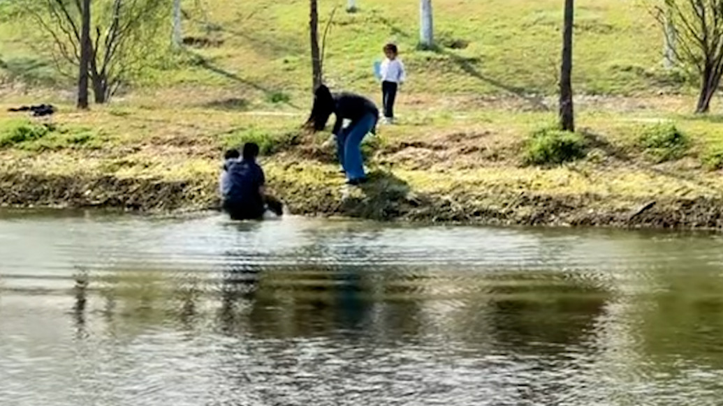 男孩捡球时掉入河中，退役军人飞身施救婉拒感谢