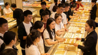 老鋪黃金門店里，黃牛比黃金還多？