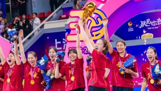 深一度｜金牌教頭贏回冠軍榮耀，上海女排用獎杯開啟復(fù)興
