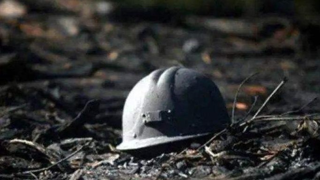 山西一煤业公司发生冒顶事故4人被困，救援进行中