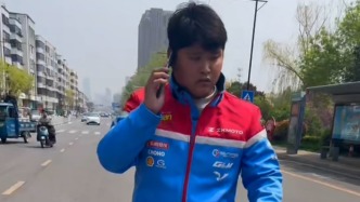 发现街头有人受伤放下工作先救人，“张雪机车”店员：只是做了该做的事，正好被在店采访记者拍下