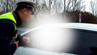 “快過來！我們?yōu)槟汩_道！” 女子焦急求助語無倫次，交警秒懂暖心護(hù)航
