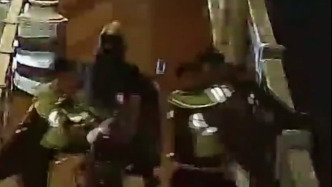 民警一把拽回跨坐在長江大橋欄桿上的男子，對方：我沒有想死，酒后散散心