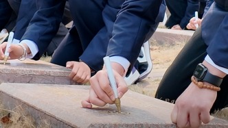 描金敬英魂，高校师生赴烈士陵园缅怀先烈