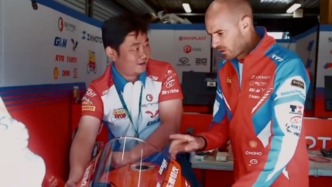 專訪駕駛張雪機(jī)車奪冠的車手德比斯：別的老板只看數(shù)據(jù)，張雪會(huì)親自下場(chǎng)試騎