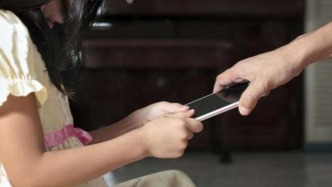 未成年人“社媒禁令”，該不該跟？